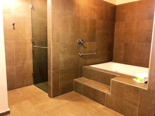 圣路易斯波托西圣路易斯波托西假日酒店-吉诃德的带浴缸和盥洗盆的淋浴浴室