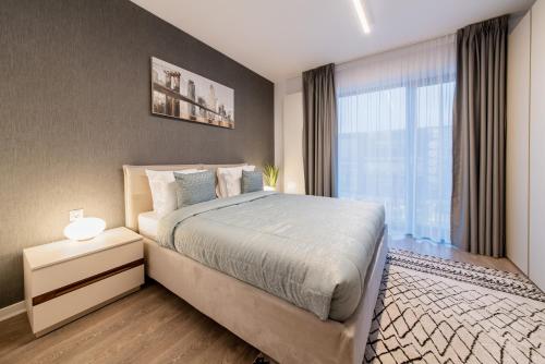 布加勒斯特NorthAparthotel Bucharest的一间卧室设有一张大床和一个窗户。