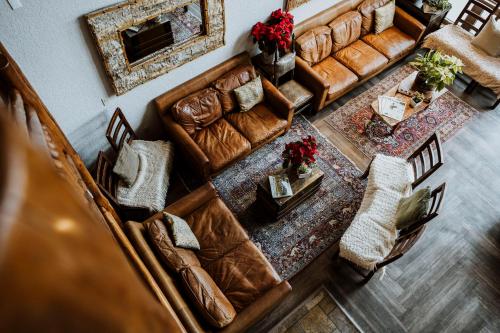 坎莫尔熊及野牛乡村酒店的享有带皮革家具的客厅的顶部景色。