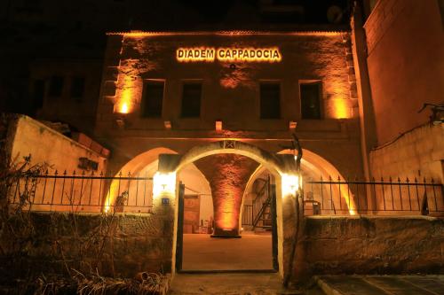 格雷梅DIADEM CAPPADOCIA GUEST HOUSE & HOSTEL的带有读取第克森领事馆标志的建筑物入口