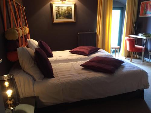 埃尔泽Orangerie de Blier à l'Affenage的酒店的客房 - 带两张床和枕头
