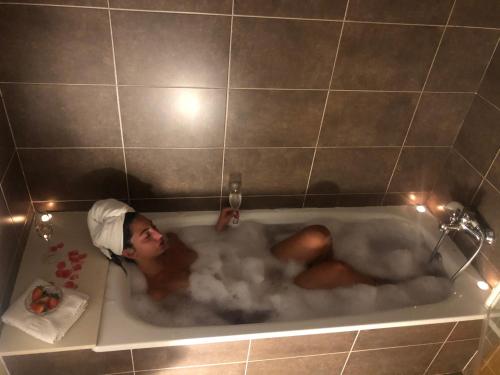 比利亚卡列多波萨达比利亚卡列多旅馆的一个人躺在浴缸里,头上有一条毛巾