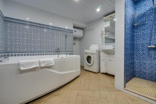 圣彼得堡中庭酒店的带浴缸、水槽和洗衣机的浴室