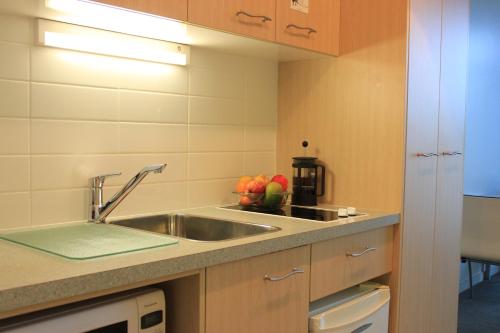 奥雷瓦波浪酒店的厨房配有水槽和水果台