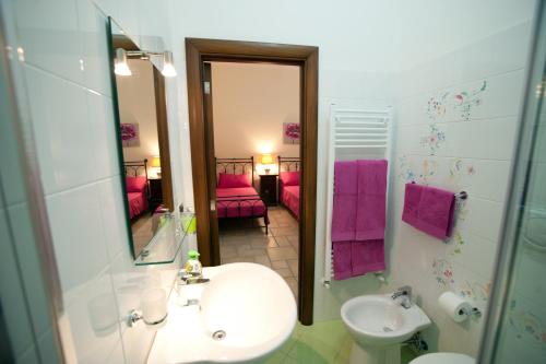 加利波利安可亚住宿加早餐旅馆的一间带水槽和镜子的浴室
