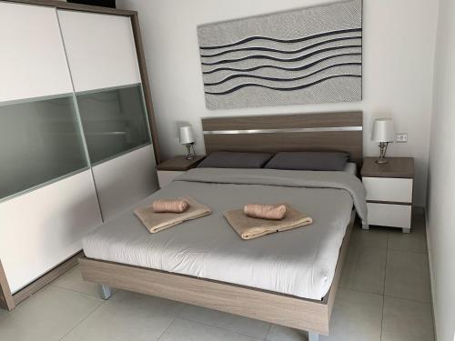 Sea View Penthouse Mellieha Bay客房内的一张或多张床位