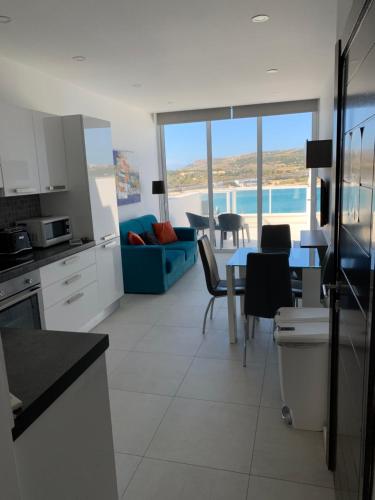 梅利哈Sea View Penthouse Mellieha Bay的厨房和客厅,享有海景