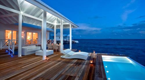ThundufushiDiamonds Thudufushi Maldives Resort & Spa的水边的房子,带游泳池