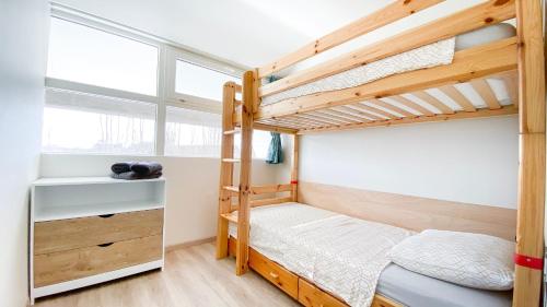 米德尔克尔克Vakantiewoning Kaviaar的一间卧室设有两张双层床和一扇窗户。
