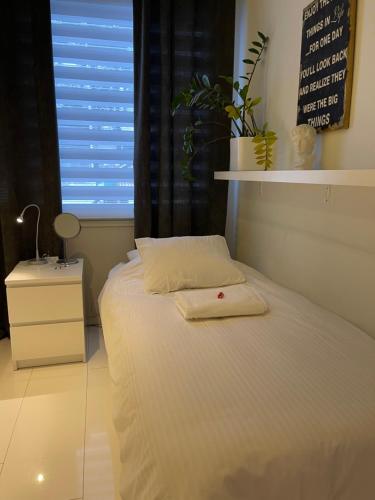 奥卢Design Guesthouse Laanila的一间卧室配有一张床,上面有两条毛巾