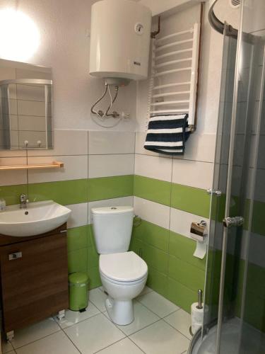 别尔斯克-比亚拉UNDERGROUND的绿色和白色的浴室设有卫生间和水槽