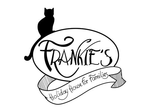 吉法Frankie’s House的一只黑猫坐在鲸鱼上,用天堂的词包裹在带子上