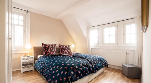 苏尔Ferienwohnung Julia的一间卧室设有一张床和两个窗户。