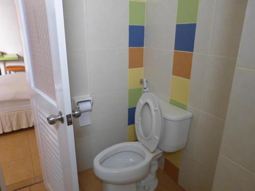乌隆他尼银礁公寓的一间带卫生间和彩色墙壁的浴室
