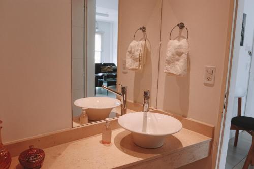 坦迪尔Administración MAIPU 2E DEPTO PREMIUM的一间带两个盥洗盆和大镜子的浴室