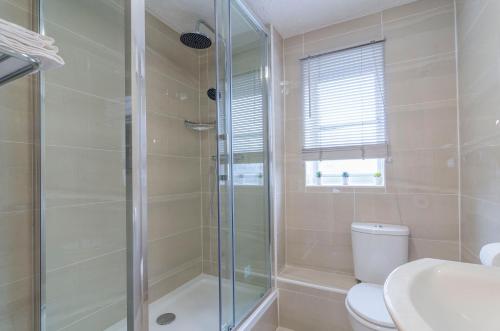 ThamesmeadKentmere Apartment Thamesmead的带淋浴、卫生间和盥洗盆的浴室