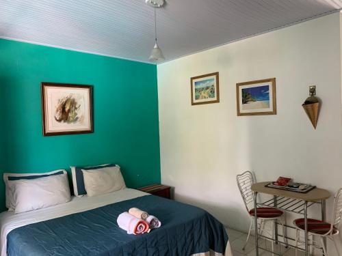 马瑙斯Amanda Suites的一间卧室设有一张床和绿色的墙壁