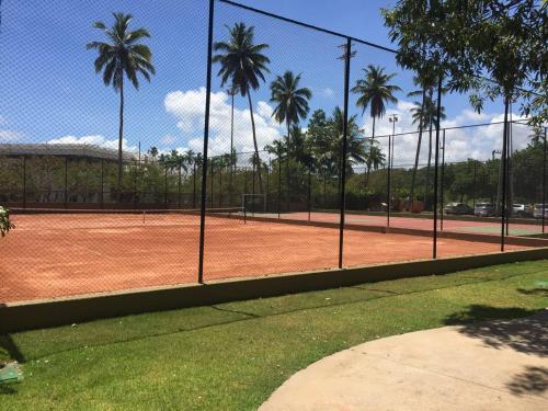 伊波茹卡FLAT MARULHOS的围栏后面的棕榈树网球场