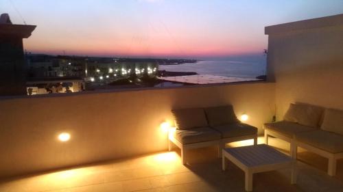 滨海波利尼亚诺FONTEblu B&B的客房设有沙发和美景窗户。