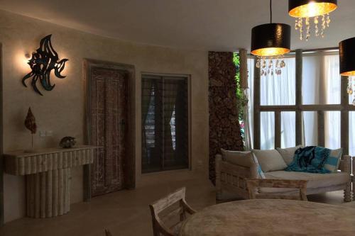 瓦塔穆Fortamu - Tembo House的客厅配有沙发和桌子