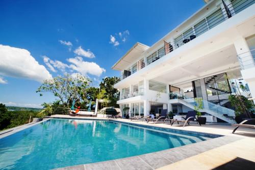 塔比拉兰保和海景套房精品酒店的享有带游泳池的房屋外部景致