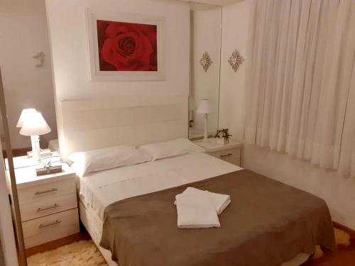 格拉玛多Resort com Natureza no Centro的卧室配有一张墙上红玫瑰床
