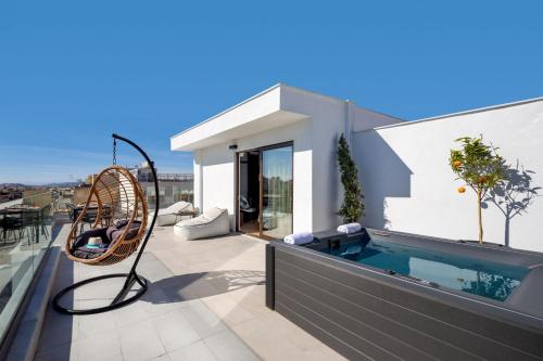 雅典Filopappou Hill Suites by Athens Stay的屋顶上设有游泳池的房子