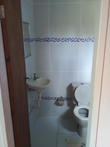 纳塔尔Pousada Portuguesa的一间带卫生间和水槽的浴室