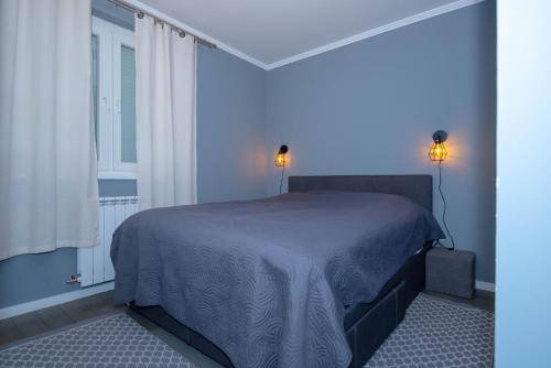 卢卡维卡Athena Apartman的一间卧室设有一张床和一个窗口