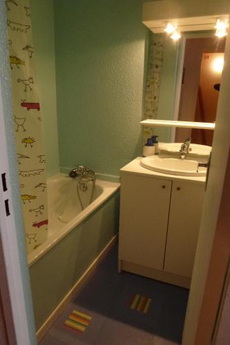 勒克比尔Larnica的浴室配有盥洗盆、卫生间、浴缸和镜子