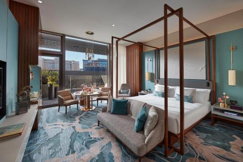 北京北京王府井文华东方酒店的一间带天蓬床的卧室和一间客厅