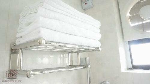 香港九龙旺角1812宾馆的浴室毛巾架上的毛巾堆