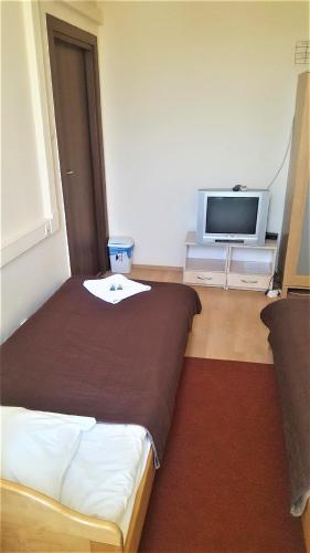 华沙Hostel na Żurawiej的一间酒店客房,配有一张床和一台电视