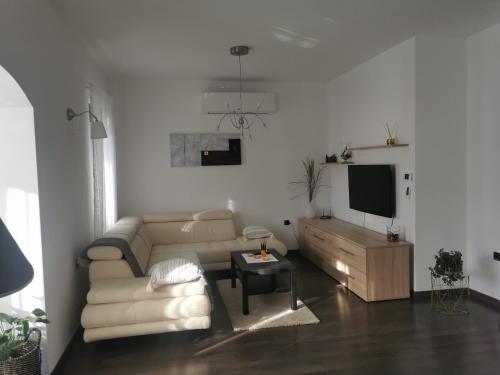 里耶卡Apartmani Nika的带沙发和电视的白色客厅