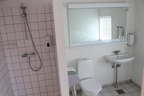 AuningAuning Kro的一间带卫生间、水槽和镜子的浴室