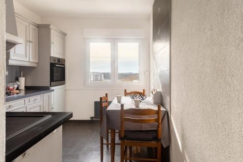 米卢斯Travel Homes - Le Rebberg, Superbe vue à Mulhouse的厨房配有桌椅和窗户。