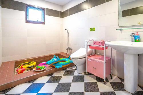 Dayin精悦主题民宿的一间带卫生间和水槽的浴室
