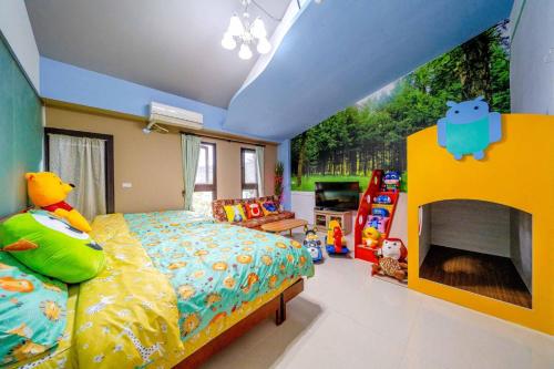 Dayin精悦主题民宿的一间卧室设有一张床和一个壁炉。