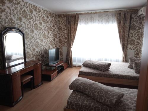 鲍里斯皮尔四季酒店的酒店客房,配有床和镜子