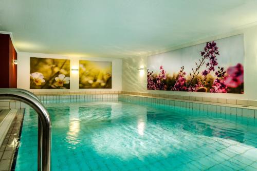 坎彭雷泽斯酒店的墙上有两幅鲜花画的游泳池