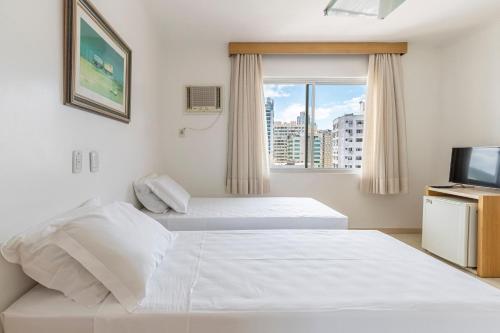 亚速尔群岛酒店客房内的一张或多张床位