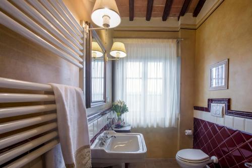 圣吉米纳诺Tenuta Guardastelle - Agriturismo and vineyard的一间带水槽、卫生间和镜子的浴室