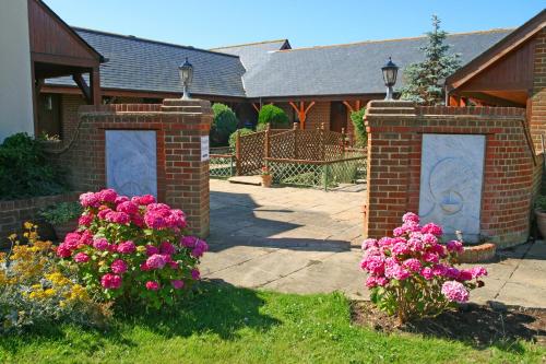 文特诺查莱湾农场酒店的院子里有粉红色花的房子