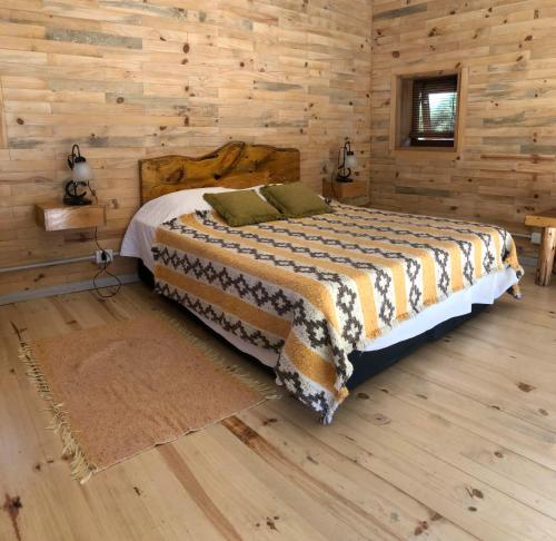 CholilaWau Purul, Cabaña 2的小木屋内一间卧室,配有一张床