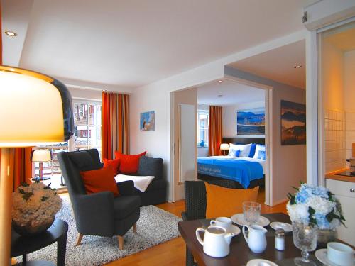 施利尔塞Hubertus Apartments的客厅设有一张床的房间和带桌子的房间