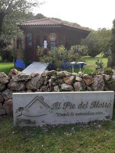 梅洛al pie del morro的一个小房子前面的一个标志