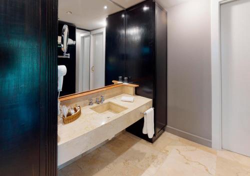 博里尼埃斯坦广场酒店的一间浴室