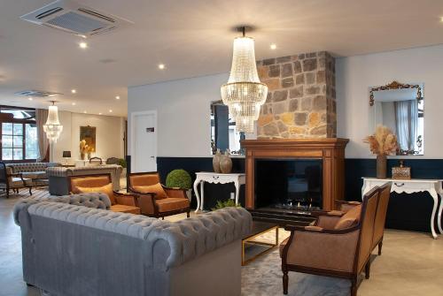格拉玛多Bella Gramado Resort & Spa by Gramado Parks的带沙发和壁炉的客厅