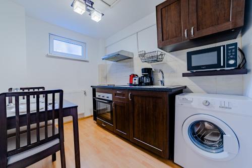 布拉索夫Old City Lux 2的厨房配有洗衣机和微波炉。