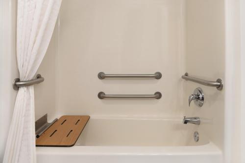 加利纳卡尔森加利纳江山旅馆的带浴缸和淋浴帘的浴室
